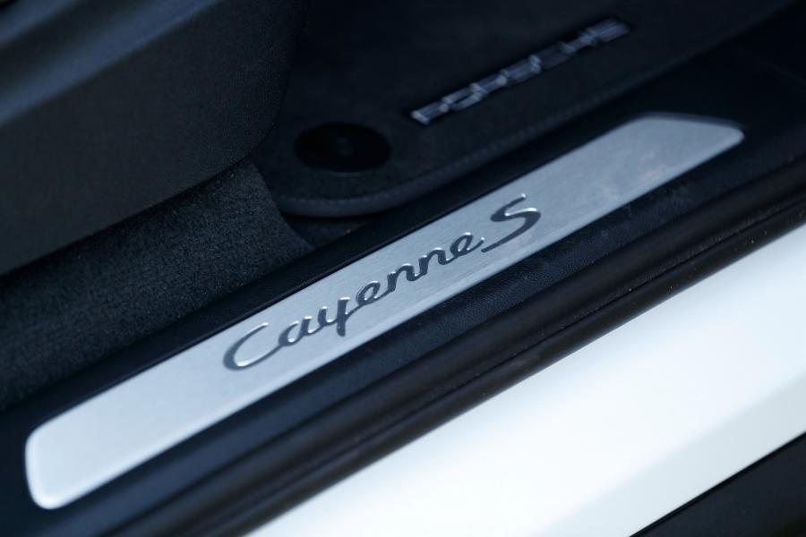 Детали интерьера Porsche Cayenne S (PO536) 2018 года  (AU) (фото 10 из 20)